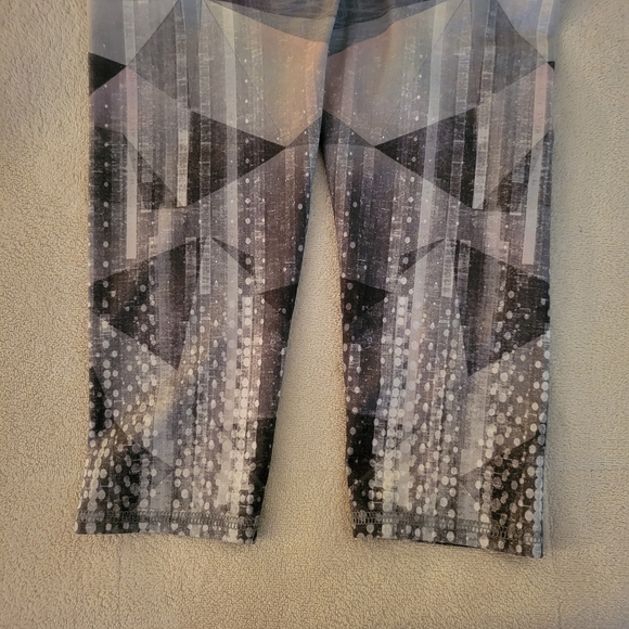 Evolution and Creation Geometric Women's Capri Leggings - Pink and Gray - Picture 5 of 7